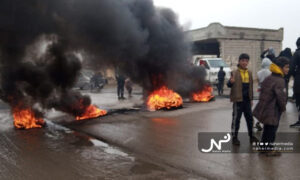 محتجون يقطعون طريقًا فرعين في دير الزور- 27 كانون الأول 2022 (نهر ميديا)
