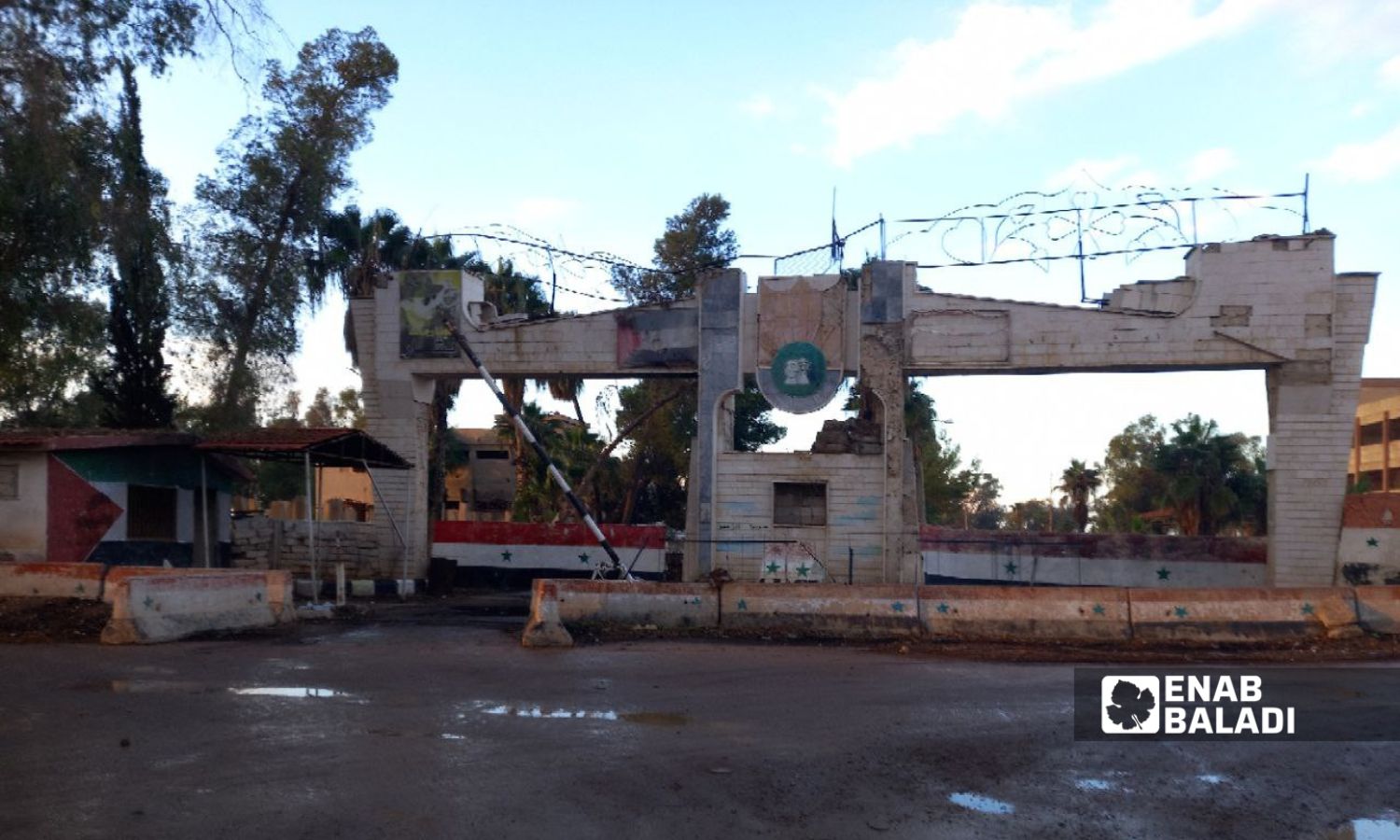مبنى "معسكر طلائع" في قرية زيزون بدرعا كان مقرًا سابقًا لـ"الفرقة الرابعة" في قوات النظام- 17 من تشرين الثاني 2022 (عنب بلدي/ حليم محمد)