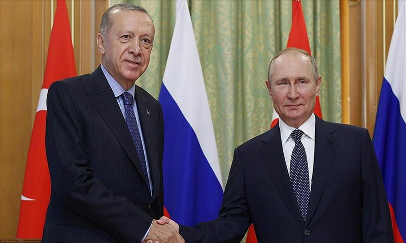 الرئيس الروسي فلاديمير بوتين ونظيره التركي رجب طيب أردوغان في سوتشي- 5 آب 2022 (الأناضول)