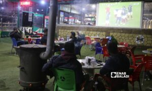 أشخاص يشاهدون مباريات كأس العالم في إحد مقاهي إدلب-14 من كانون الأول 2022(عنب بلدي/ أنس الخولي)
