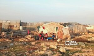 أمهات يغسلن ملابس أطفالهن في مخيمات دير حسان شمالي إدلب 8 من كانون الأول 2022 (عنب بلدي)