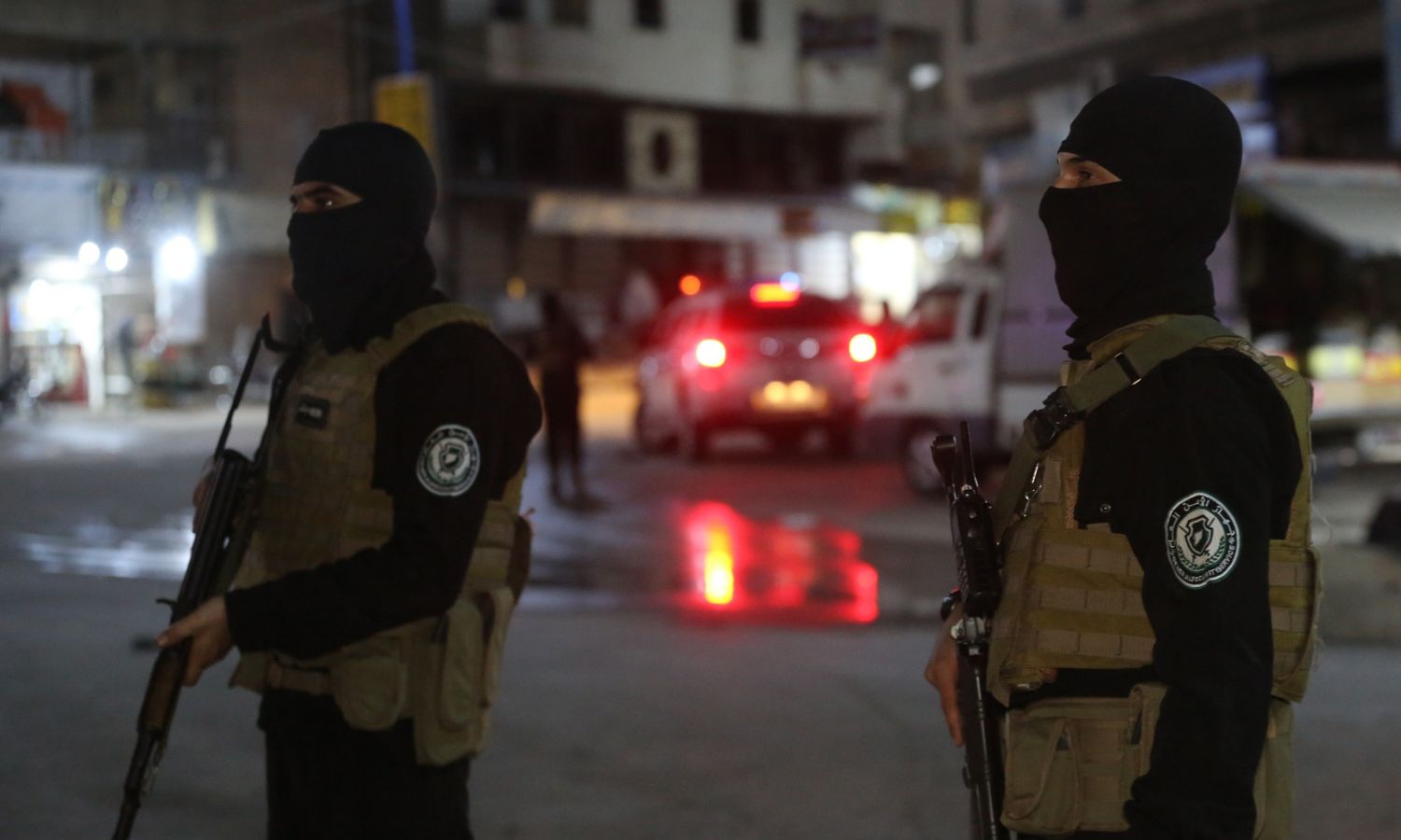 عنصران في "جهاز الأمن العام" في أحد شوارع مدينة إدلب– 18 من تشرين الأول 2022 (ضياء العمر / فيس بوك)