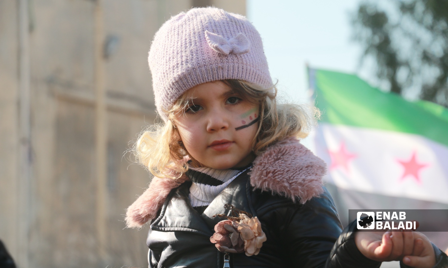 طفلة خلال مظاهرة في مدينة اعزاز بريف حلب الشمالي تنديدًا بالتصريحات التركية حول التقارب مع النظام السوري وتأكيدًا على استمرار الثورة السورية- 30 من كانون الأول 2022 (عنب بلدي/ ديان جنباز)
