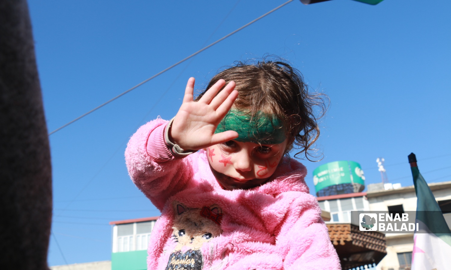 طفلة خلال مظاهرة في مدينة اعزاز بريف حلب الشمالي تنديدًا بالتصريحات التركية حول التقارب مع النظام السوري وتأكيدًا على استمرار الثورة السورية- 30 من كانون الأول 2022 (عنب بلدي/ ديان جنباز)