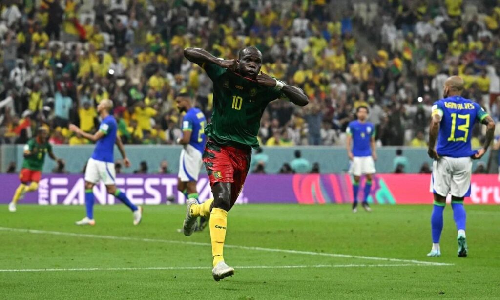 اللاعب الكاميروني فنسو أبو بكر يحتفل بتسجيله هدف الفوز على البرازيل في درو المجموعات بكأس العالم في قطر- 2 من كانون الأول 2022 (رويترز)
