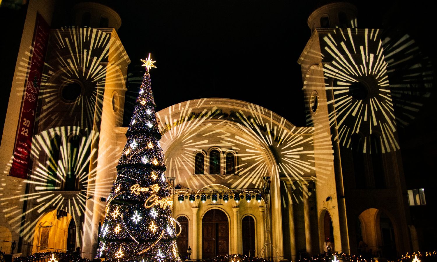 احتفالية "الميلاد هون 2022" في ساحة كنيسة "رئيسي الملائكة ميخائيل وجبرائيل" للروم الأرثوذكس في مدينة اللاذقية- 9 من كانون الأول 2022 (مطرانية اللاذقية للروم الأرثوذكس/ فيس بوك)
