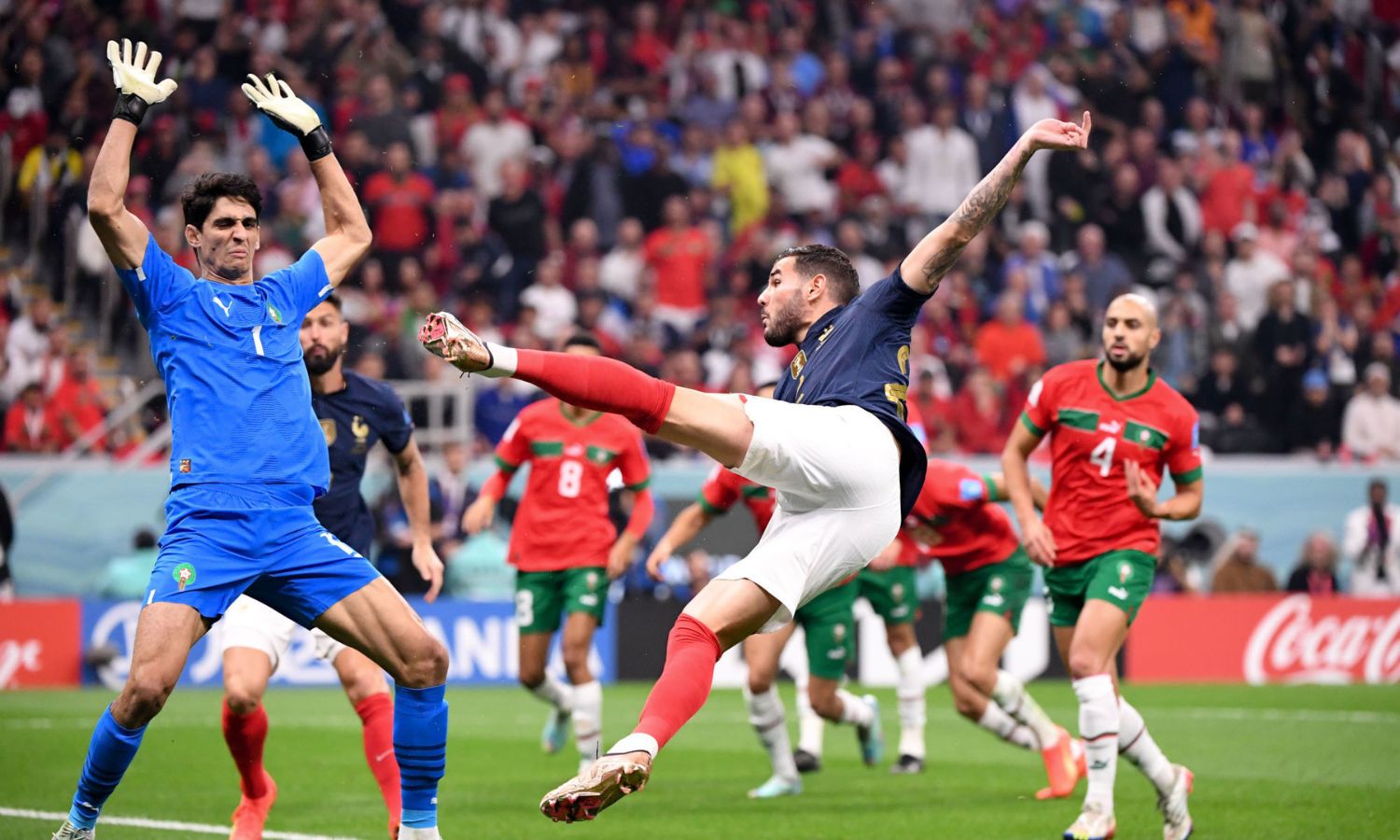 اللاعب الفرنسي ثيو هيرنانديز خلال تسجيله هدف فرنسا الأول على منتخب المغرب في الدور نصف النهائي من كأس العالم في قطر- 14 من كانون الأول 2022 (Equipe de France/ تويتر)