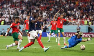 اللاعب الفرنسي راندال كولو مواني خلال تسجيله هدف فرنسا الثاني على منتخب المغرب في الدور نصف النهائي من كأس العالم في قطر- 14 من كانون الأول 2022 (FIFA World Cup/ تويتر)