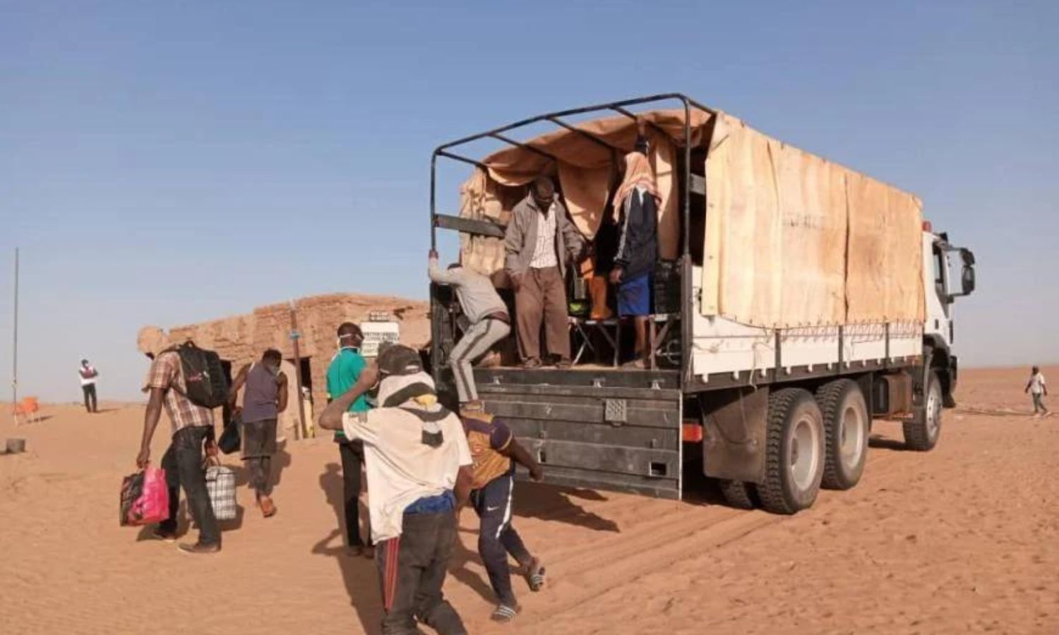 مهاجرون من عدة جنسيات ضمن مجموعة مكونة من 270 شخصًا، رحلتهم الجزائر إلى النيجر 30 من أيلول 2020 (المنظمة الدولية للهجرة في النيجر)
