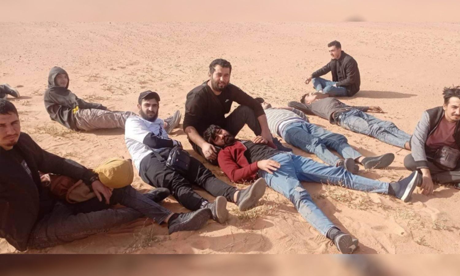 طالبو لجوء سوريين رحلتهم السلطات الجزائرية إلى حدود النيجر خلال تشرين الأول 2022 (سوريون من أجل الحقيقة والعدالة)