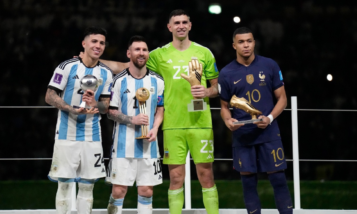 الفائزون بجوائز في كأس العالم لكرة القدم في قطر (مونديال 2022) من اليمين كيليان مبابي وإيميليانو مارتينيز وليونيل ميسي وإنزو فيرنانديز- 18 من كانون الأول 2022 (AP)