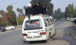 حافلة تحمل طلابًا من مدينة حماة إلى مدينة سلمية- 7 كانون الأول 2022 (فيس بوك/ محمد الدبيات)