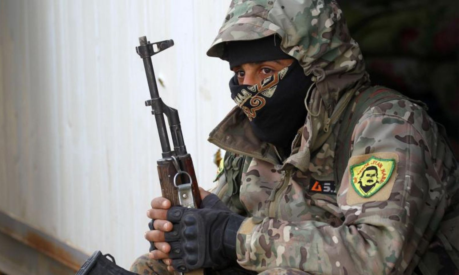 مقاتل في "قوات سوريا الديمقراطية" (قسد) في دير الزور شرقي سوريا- 17 من آذار 2019 (رويترز)