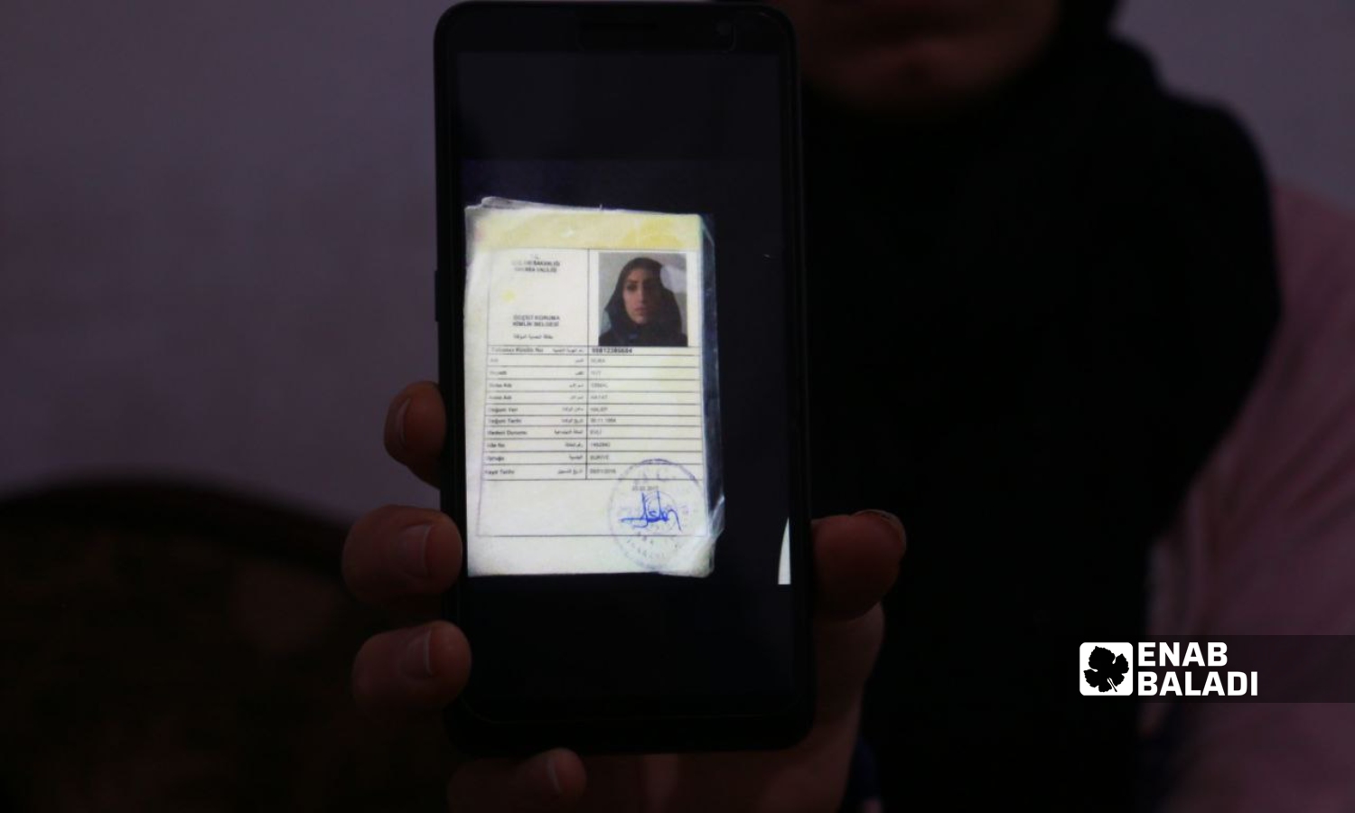 لاجئة سورية تحمل بطاقة "الحماية المؤقتة" رحلتها السلطات التركية من منطقة كهرمان كازان بالعاصمة أنقرة إلى الشمال السوري- 27 من كانون الأول 2022 (عنب بلدي/ ديان جنباز)