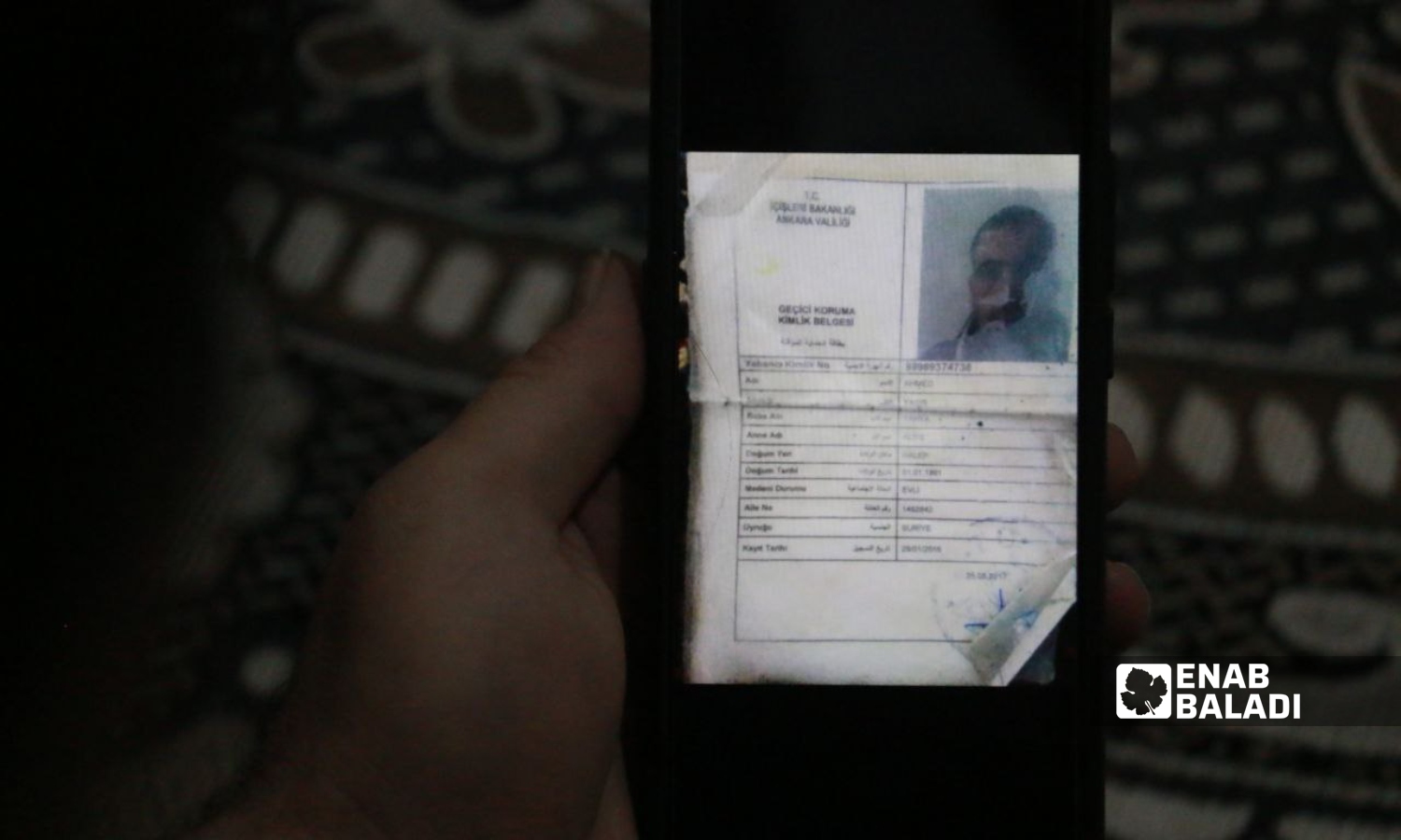 لاجئ سوري يحمل بطاقة "الحماية المؤقتة" رحلته السلطات التركية من منطقة كهرمان كازان بالعاصمة أنقرة إلى الشمال السوري- 27 من كانون الأول 2022 (عنب بلدي/ ديان جنباز)