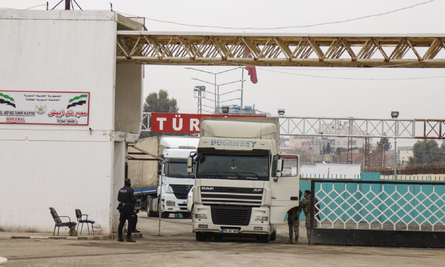 شاحنة تدخل عبر معبر "تل أبيض" الحدودي بين سوريا وتركيا- 17 من شباط 2020 (معبر تل أبيض الحدودي)