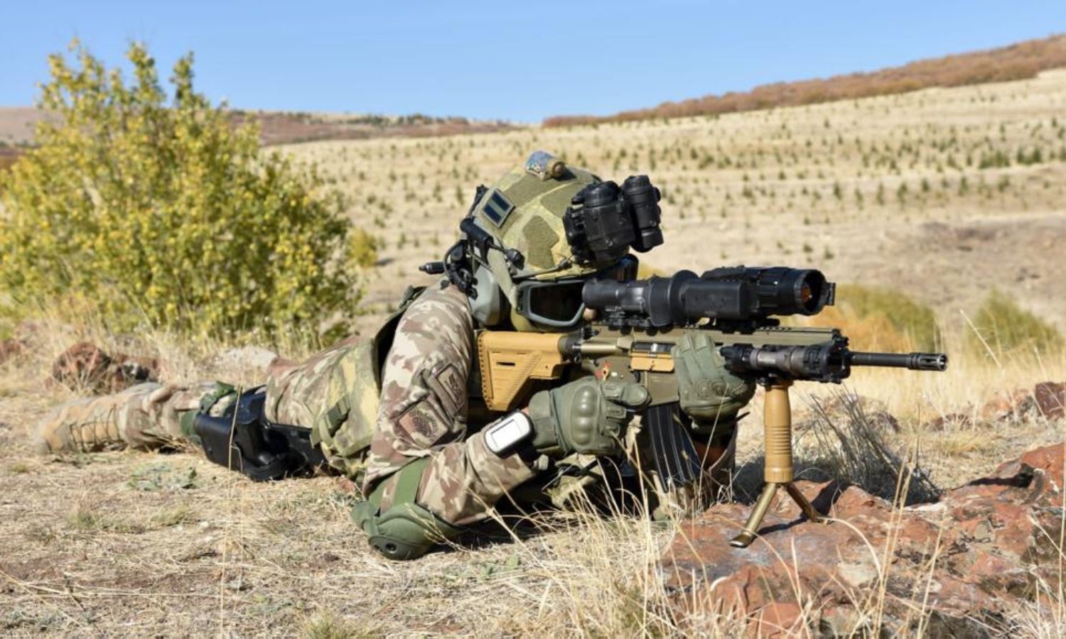 جندي تركي يحمل سلاحًا في مناطق شمالي سوريا (وزارة الدفاع التركية/ تويتر)