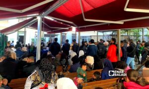 سوريون ينتظرون في الصف المخصص لمعاملات الكملك في باحة مبنى إدارة الهجرة في اسطنبول- 11 من تشرين الثاني 2022 (عنب بلدي)