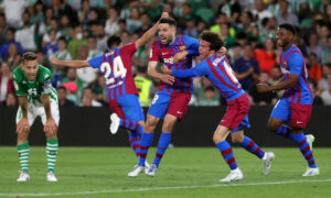 فرحة لاعبي برشلونة بالفوز على ريال بيتيس من لقاء سابق في الليجا - 7 ايار 2022 (موقع نادي برشلونة)
