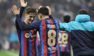 فرحة لاعبي برشلونة بالفوز على ريال مدريد بكاس السوبر الاسباني -16كانون الثاني 2023 (AFP)

