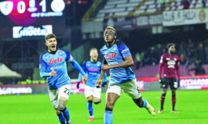  فرحة لاعبي نابولي بالفوز على ساليرنيتانا في الدوري الإيطالي - 23كانون الثاني 2023 (Reuters)

