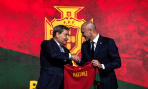بروبرتو مارتينيز مدرب منتخب البرتغال وفرناندو جوميز رئيس الاتحاد البرتغالي لكرة القدم - 9 كانون الثاني 2023 (AFP)