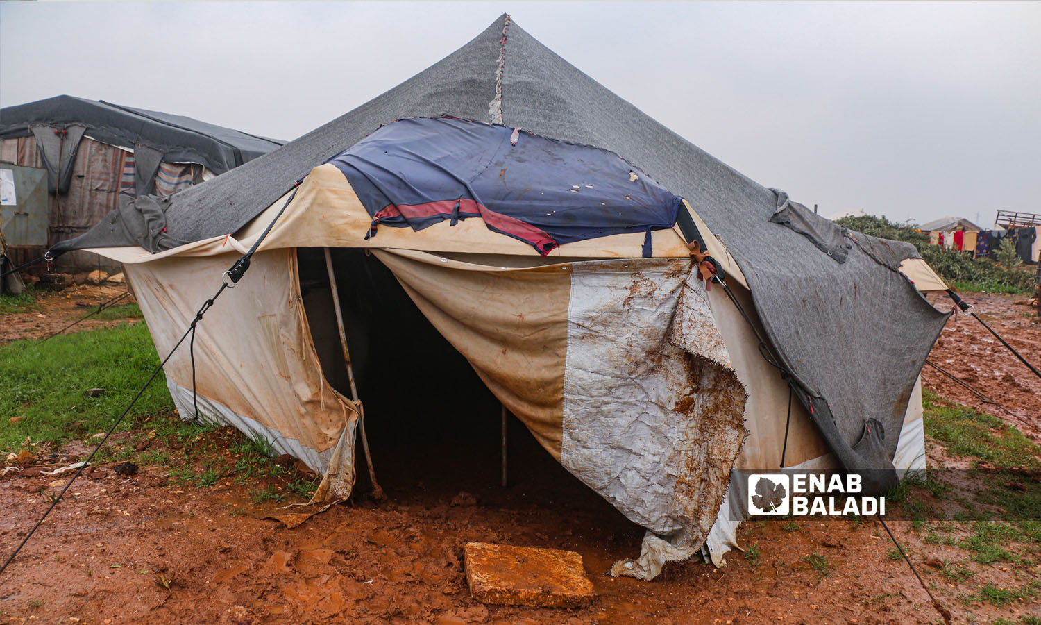 خيمة يحيط بها الوحل في مخيم النور في ريف  إدلب -  16 كانون الثاني 2023 (عنب بلدي/إياد عبد الجواد)