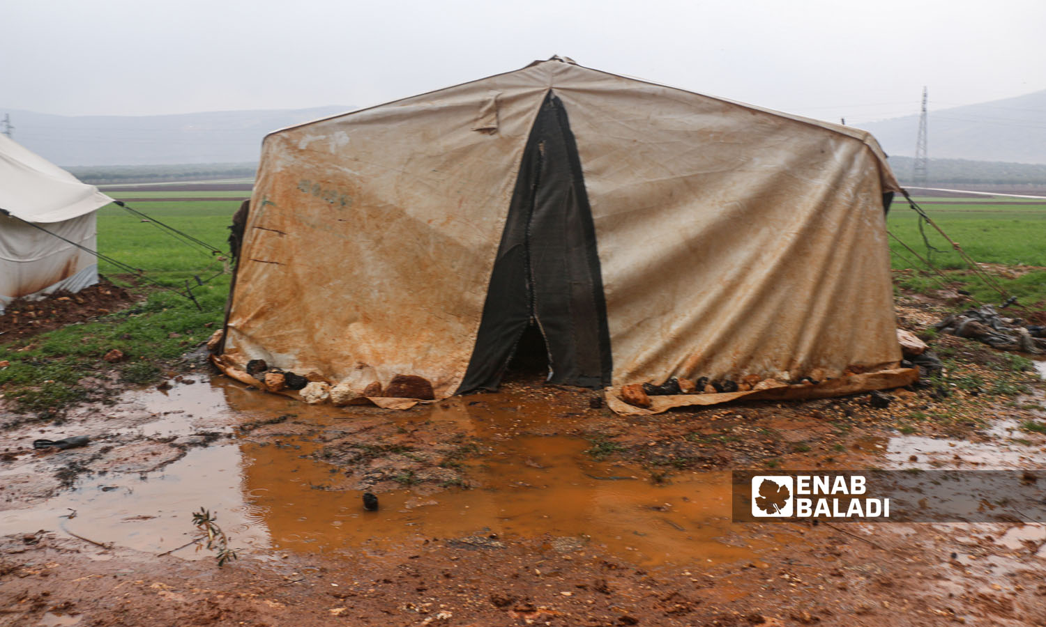 خيمة وسط الوحل نتيجة تساقط الامطار في مخيم النور بريف إدلب - 16 كانون الثاني 2023 (عنب بلدي/إياد عبد الجواد)