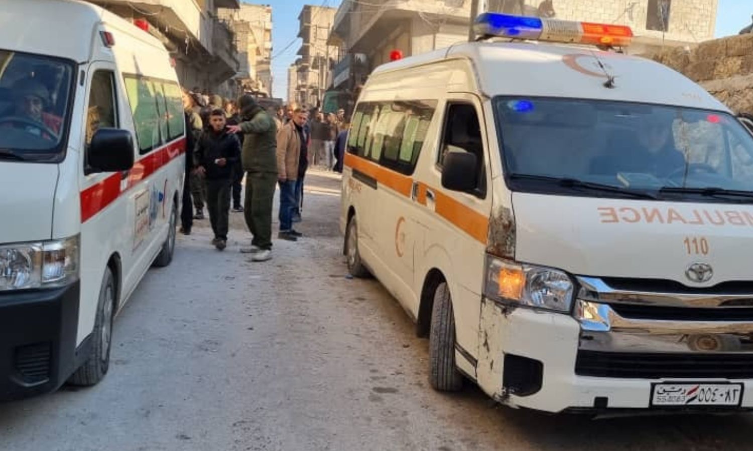 سيارات إسعاف في حي الشيخ مقصود في حلب بعد انهيار مبنى سكني_ 22 من كانون الثاني 2023 (وزارة الصحة)