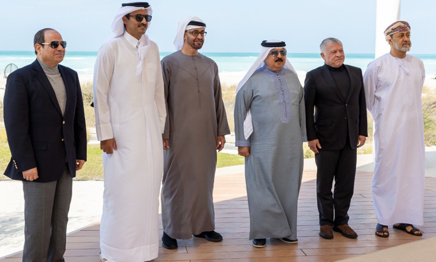 من اليمين، قادة سلطنة عمان والأردن والبحرين والإمارات وقطر ومصر يجرون لقاءً تشاوريًا في أبوظبي_ 18 من كانون الثاني 2023 (سكاي نيوز)