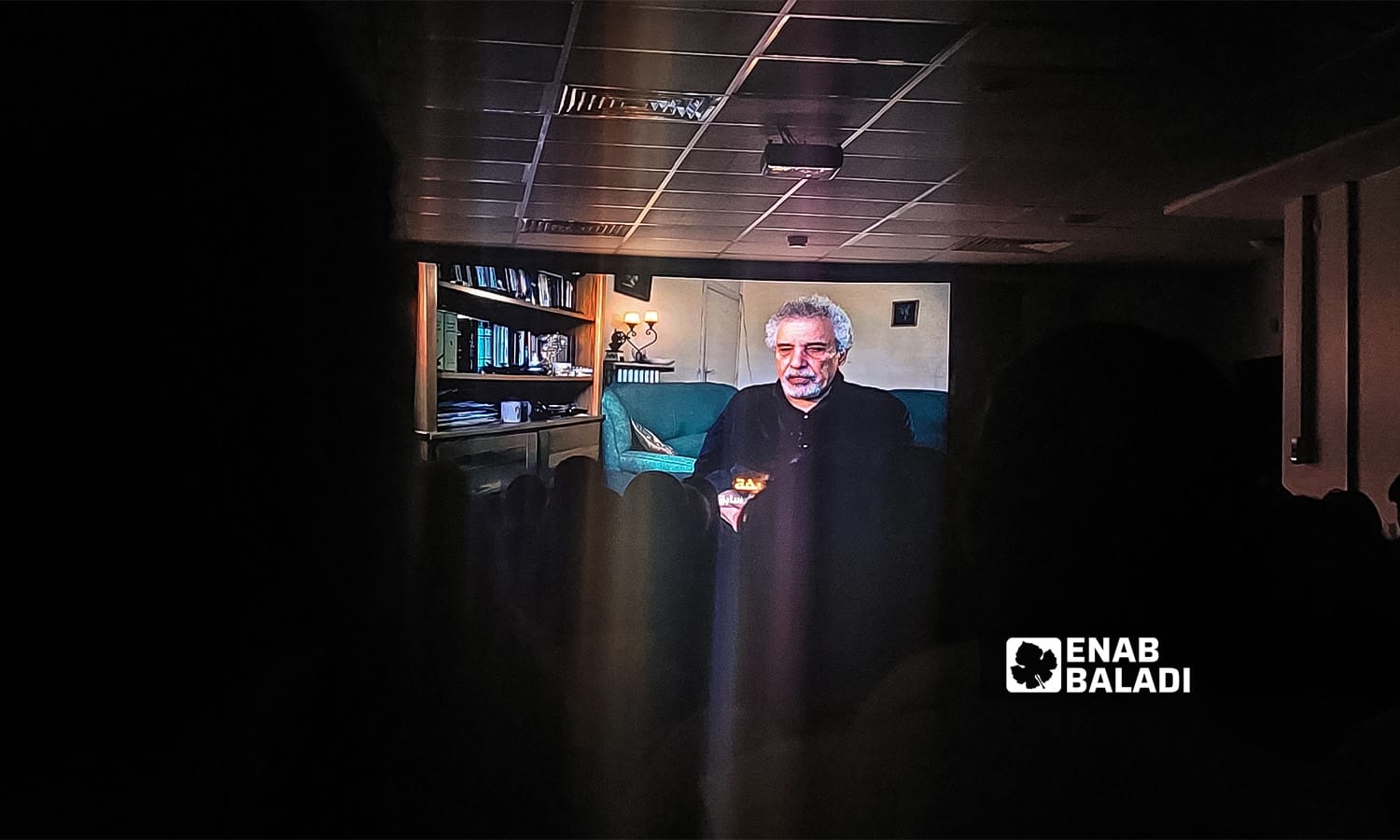 الكاتب السوري مصطفى خليفة يتحدث في فيلم "صراع البقاء" خلال عرضه في "المنتدى السوري"_ كانون الثاني 2023 (عنب بلدي/ حسام المحمود)