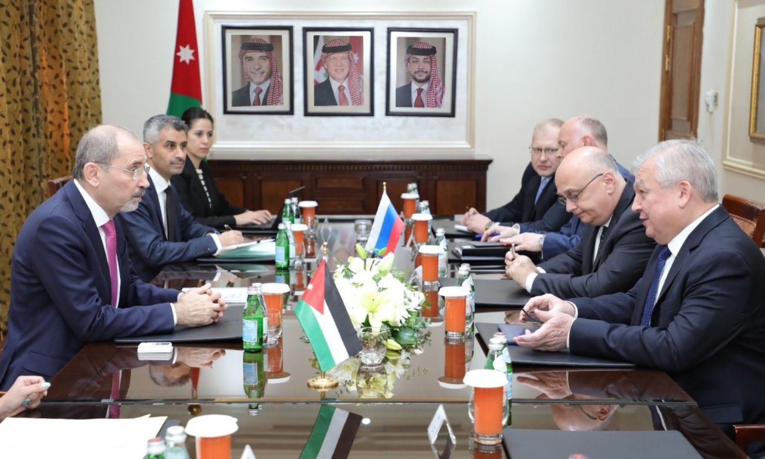وزير الخارجية الأردني أيمن الصفدي يلتقي مبعوث الرئيس الروسي إلى سوريا ألكسندر لافرنتييف_ 11 من كانون الثاني 2023 (الخارجية الأردنية)