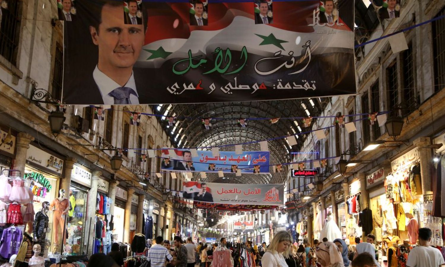 صور رئيس النظام السوري بشار الأسد تعلو سوق الحميدية في العاصمة دمشق_ 26 من أيار 2021 (رويترز)