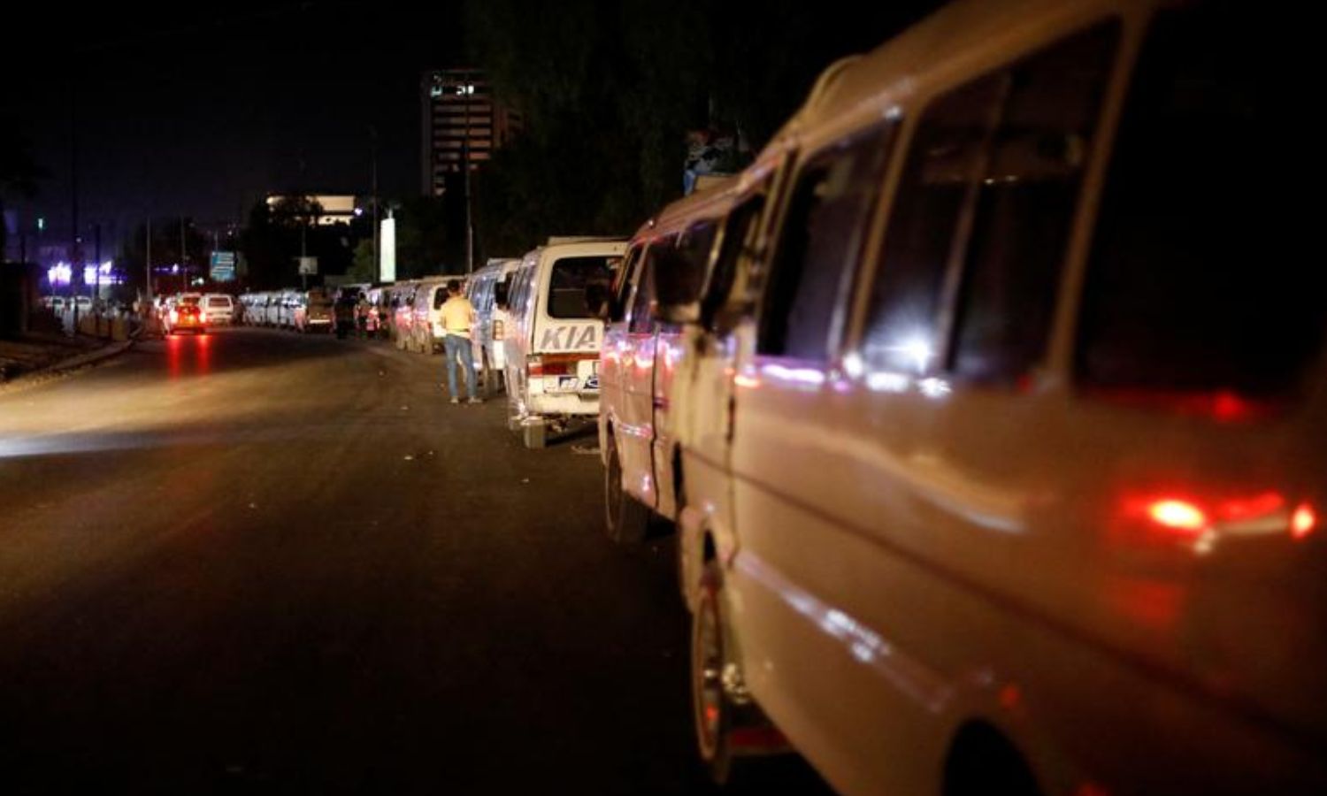 "ميكروباصات" مصطفة على طول أحد شوارع العاصمة دمشق_ 25 من تموز 2022 (رويترز)