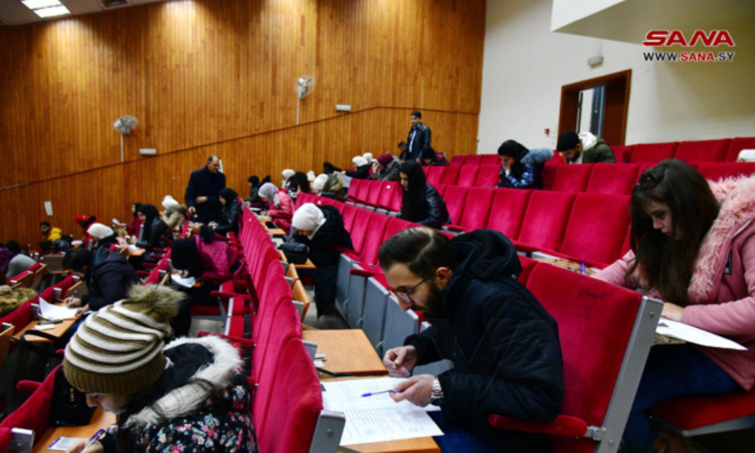 طلاب وطالبات يتقدمون للامتحانات الجامعية في جامعة دمشق_ 15 من كانون الثاني 2023 (سانا)