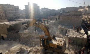 إزالة أنقاض مبنى سقط في حي الشيخ مقصود بحلب_ 22 من كانون الثاني 2023 (سانا)
