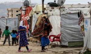 لاجئون في مخيم يقطنه سوريون بسهل البقاع في لبنان- آذار 2020 (EPA)
