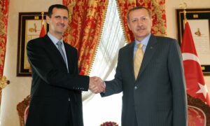 الرئيس التركي رجب طيب أردوغان ورئيس النظام السوري في اسطنبول 2009 (AFP)