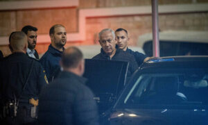 رئيس الوزراء الإسرائيلي بنيامين نتنياهو بمقر الشرطة الإسرائيلية في مدينة القدس- 27 من كانون الأول 2023 (Flash90)

