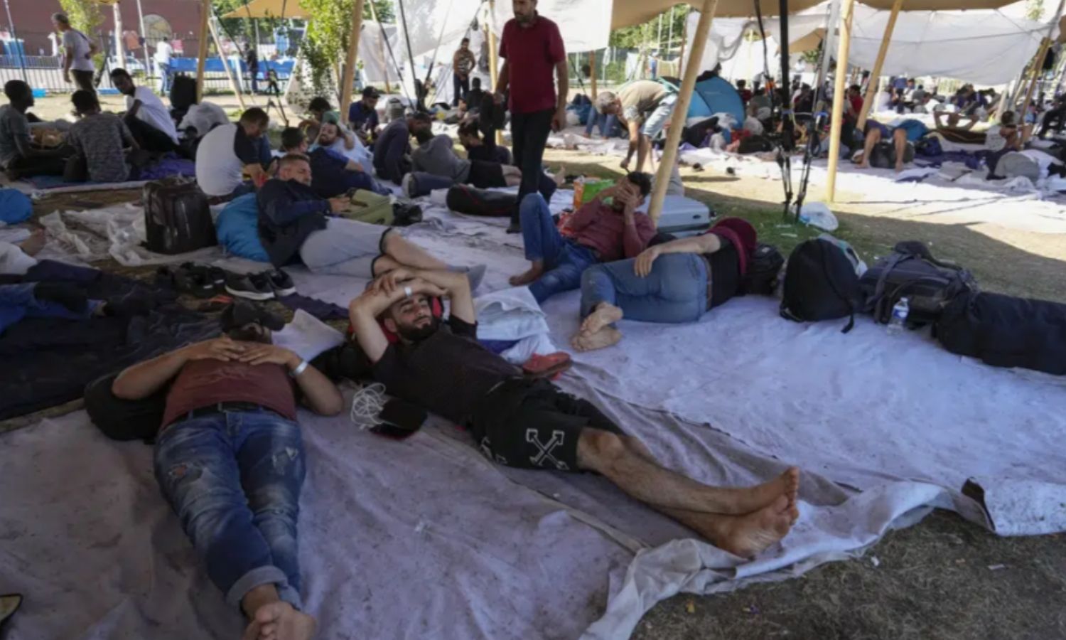 مهاجرون يبحثون عن مأوى في مركز اللجوء تير آبيل هولندا- 25 آب 2022 (AP)