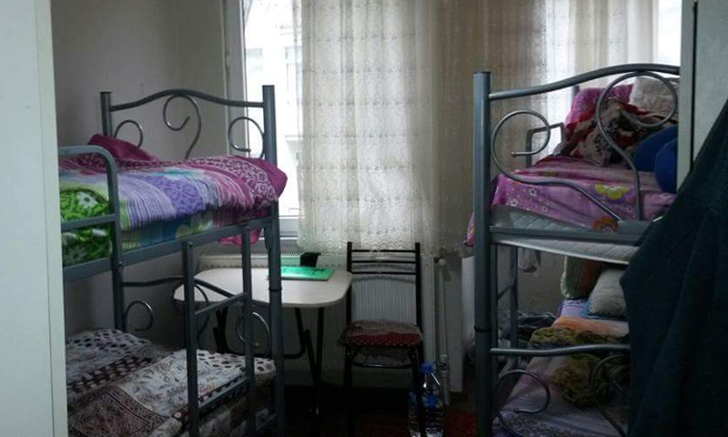 غرفة تضم خمسة أسرّة في سكن شبابي بمدينة اسطنبول (سكن شبابي في اسطنبول/ فيس بوك)