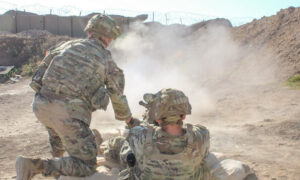 جنود أمريكيون خلال تدريبات على أسلحة رشاشة مضادة للطائرات شمال شرقي سوريا- 2 كانون الثاني 2023 (العزم الصلب)
