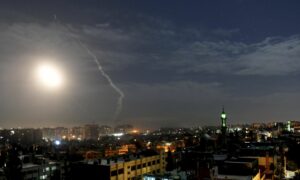 صواريخ تحلق في السماء بالقرب من المطار الدولي ، في دمشق - 21 كانون الثاني 2019 (AP)