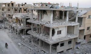 بناء متعرض للقصف في مدينة درعا جنوبي سوريا - (الأناضول)