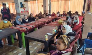 جلسة توعية لأطفال في مدينة الرقة بسبب انتشار الأمراض الإنفلونزا الموسمية في 4 من كانون الثاني 2023 (منظمة لأجلهم الإنسانية)