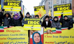 متظاهرون ضد النظام الإيراني خلال اجتماع مجلس الشؤون الخارجية للاتحاد الأوروبي في بروكسل- بلجيكا 23 من كانون الثاني 2023 (رويترز)