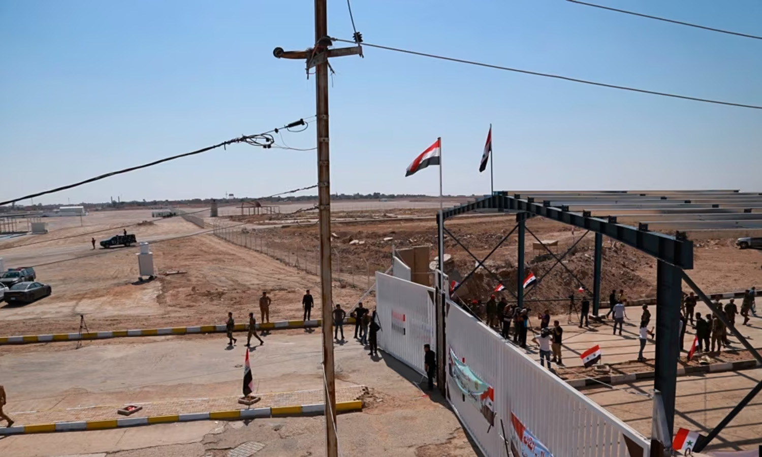 قوات النظام السوري إلى جانب قوات من الجيش العراقي في معبر "القائم" الحدودي بين البلدين- 30 كانون الأول 2019 (AP)