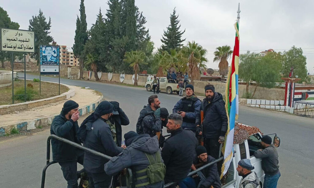 مقاتلون من حركة "رجال الكرامة" خلال استقبالهم لعناصر "مكافحة الإرهاب" المفرج عنهم- 29 كانون الثاني 2023 (السويداء 24)