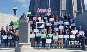 تجمع محتجين بالقرب من ضريح سلطان باشا الأطرش في بلدة القريا شرقي السويداء- 18 كانون الأول 2023 (عنب بلدي)