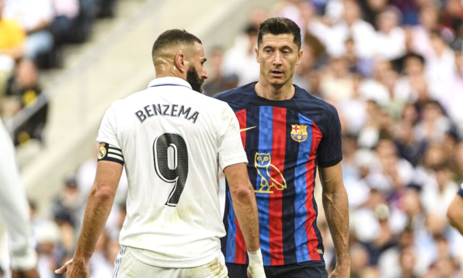 لاعب برشلونة ليفاندوفسكي ولاعب ريال مدريد بنزيما خلال مباراة جمعتهما في الدوري الإسباني- 16 تشرين الأول 2022 (Gitty images / bbc)